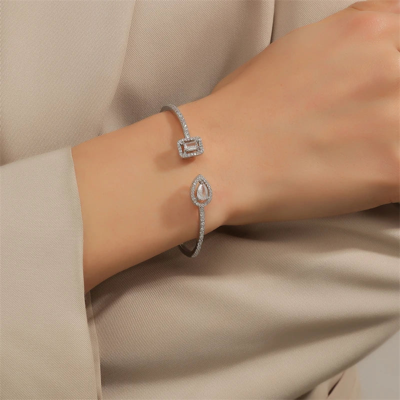 Pulseira Feminina de Luxo em Cobre Dourado com Zircônia Cúbica, Design Geométrico Sofisticado