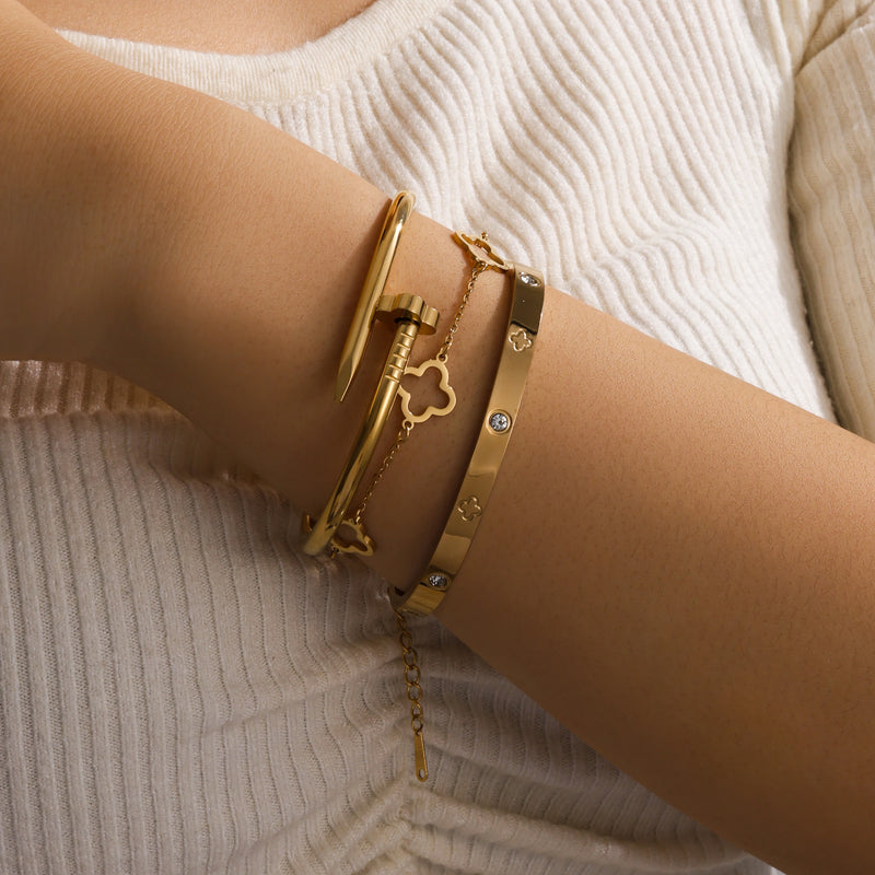 Conjunto com 2 Pulseiras Femininas em Aço Inoxidável Dourado, Design Lucky Clover com Detalhes em Cristal