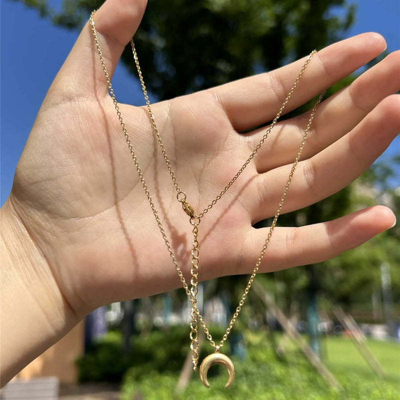 Colar Pingente de Lua Crescente em Aço Inoxidável, Minimalismo Sofisticado e Atemporal