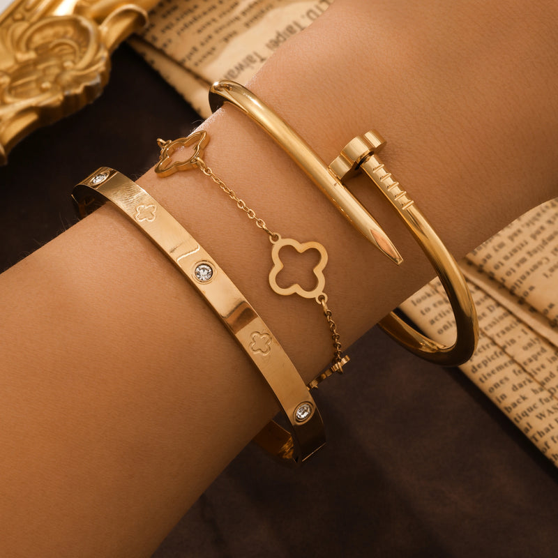 Conjunto com 2 Pulseiras Femininas em Aço Inoxidável Dourado, Design Lucky Clover com Detalhes em Cristal