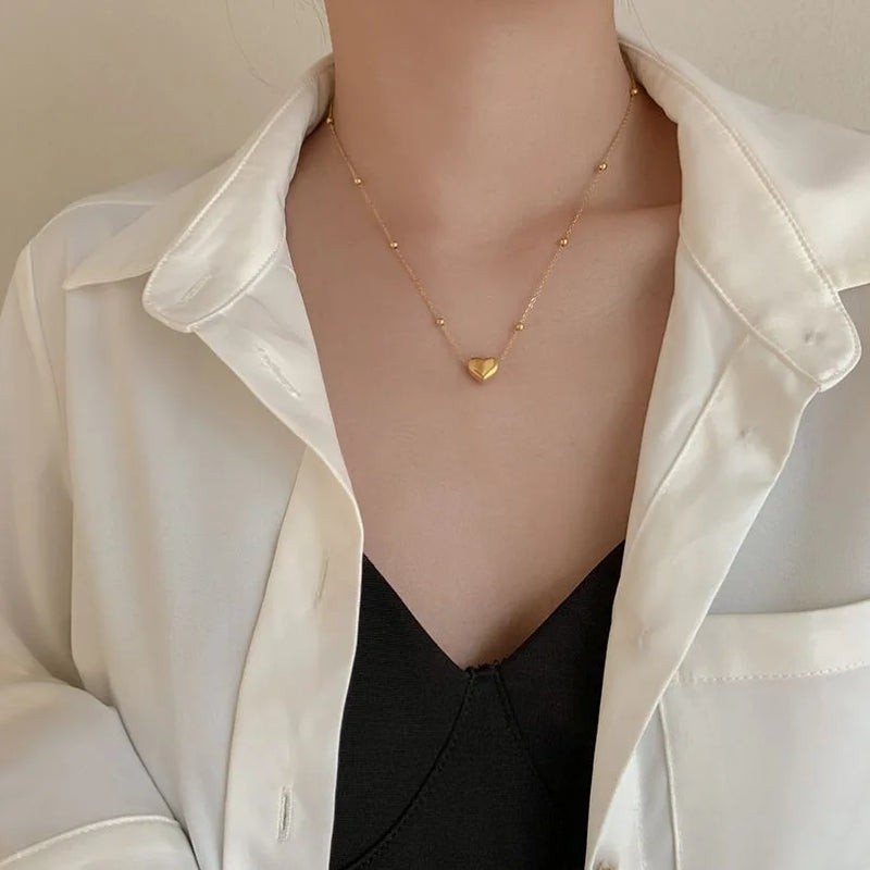 Colar Gargantilha com Corações Empilhados em Aço Inoxidável Dourado, Minimalismo e Elegância Feminina