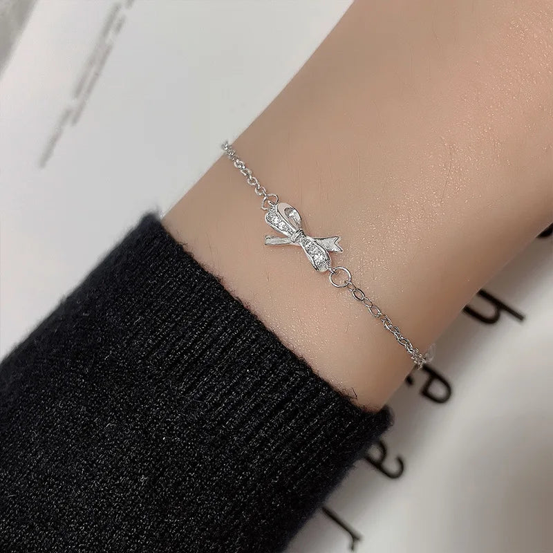 Pulseira Feminina em Prata 925 com Borboletas Cravejadas, Design Romântico e Ajustável para Datas Especiais