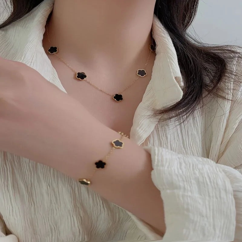 Conjunto Elegante com Colar, Brincos e Pulseira em Design de Trevo para Brilhar em Qualquer Ocasião