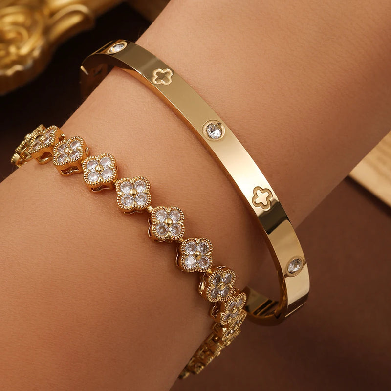 Conjunto com 2 Pulseiras Femininas em Aço Inoxidável Dourado, Design Lucky Clover com Detalhes em Cristal