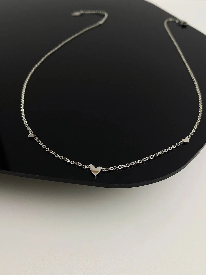 Colar Gargantilha com Corações Empilhados em Aço Inoxidável Dourado, Minimalismo e Elegância Feminina