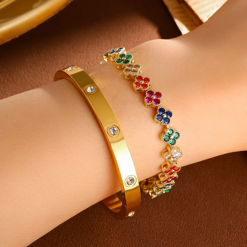 Conjunto com 2 Pulseiras Femininas em Aço Inoxidável Dourado, Design Lucky Clover com Detalhes em Cristal