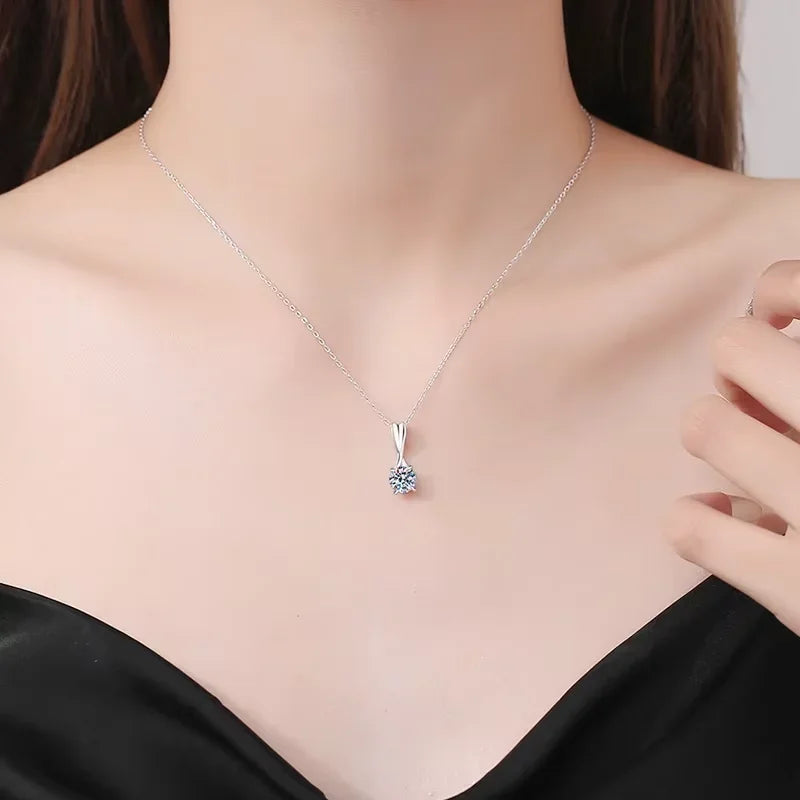 Colar de Moissanite com Pingente Rotativo em Prata 925, Design Exclusivo e Sofisticação Oriental