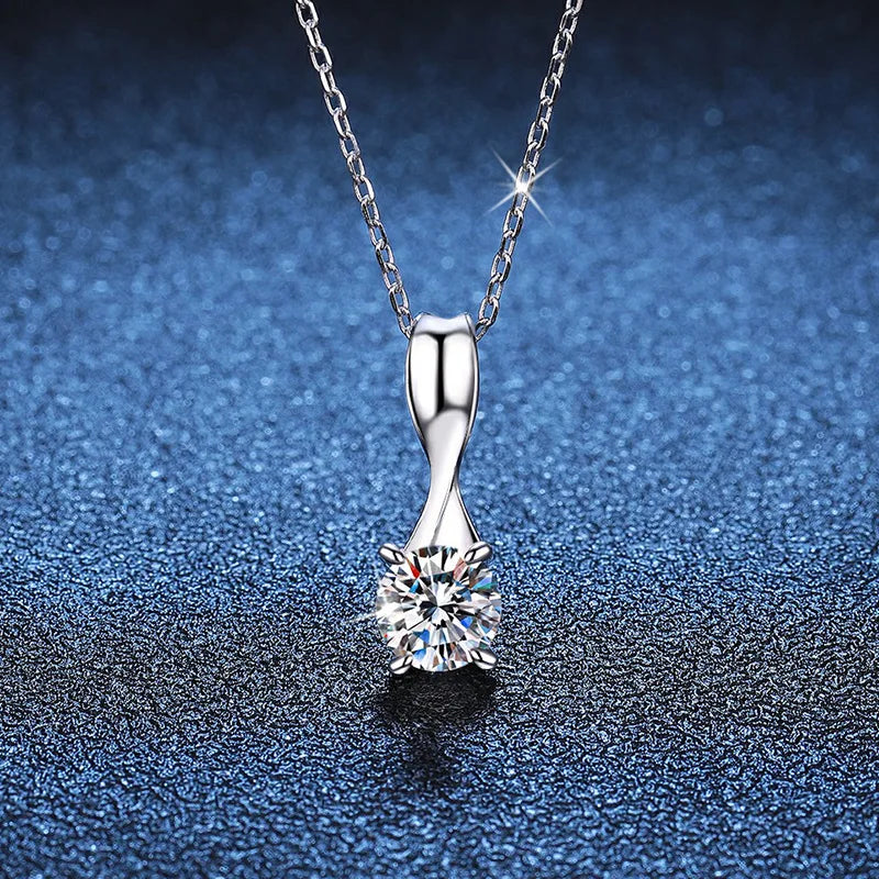 Colar de Moissanite com Pingente Rotativo em Prata 925, Design Exclusivo e Sofisticação Oriental