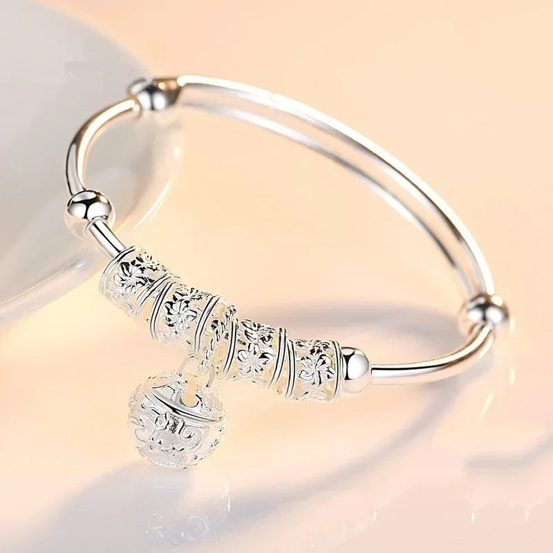 Pulseira Feminina de Charme com Pingentes, Design Boho Chic em Estilo Manguito com Sino Decorativo