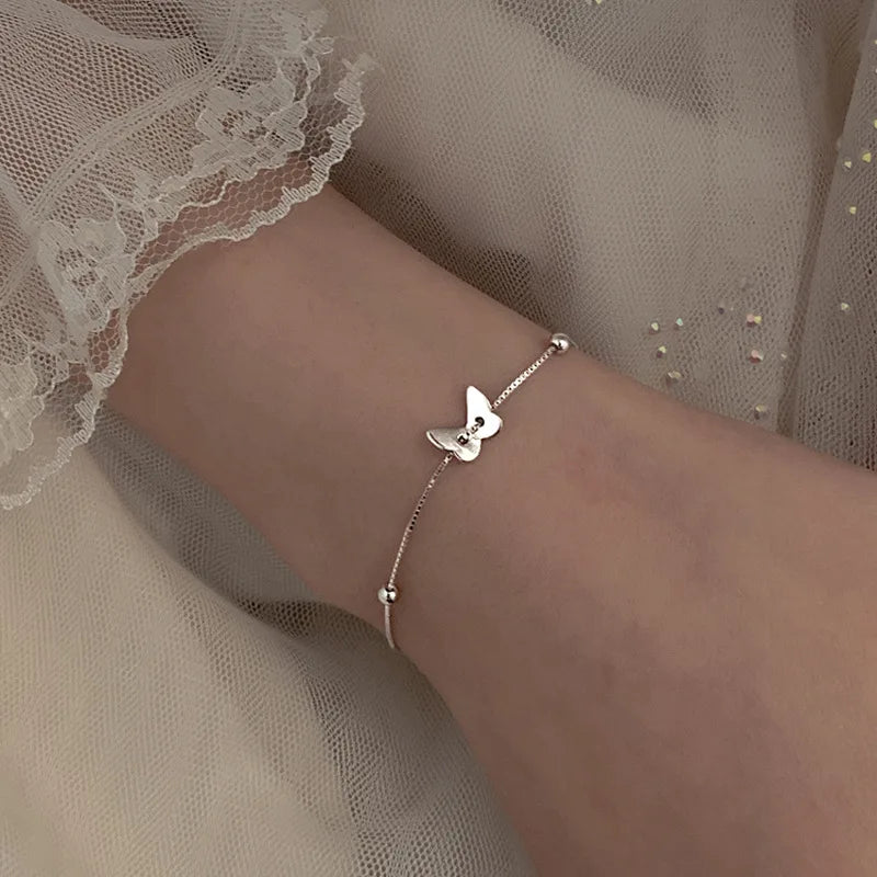 Pulseira Feminina em Prata 925 com Borboletas Cravejadas, Design Romântico e Ajustável para Datas Especiais