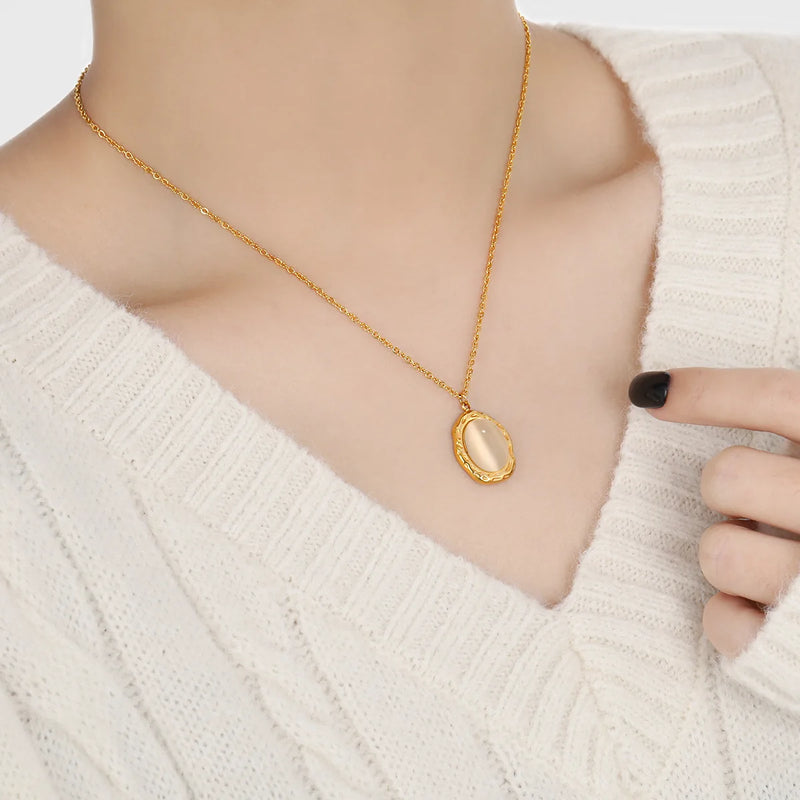 Colar Gargantilha com Corações Empilhados em Aço Inoxidável Dourado, Minimalismo e Elegância Feminina