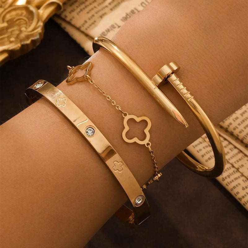 Conjunto com 2 Pulseiras Femininas em Aço Inoxidável Dourado, Design Lucky Clover com Detalhes em Cristal