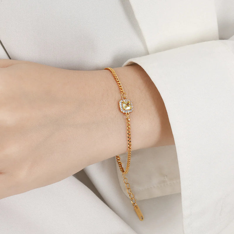 Colar Gargantilha com Corações Empilhados em Aço Inoxidável Dourado, Minimalismo e Elegância Feminina