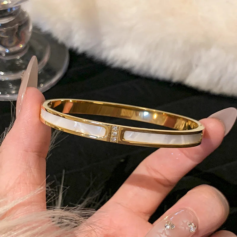 Pulseira Feminina em Aço Titânio com Detalhes de Zircônia, Estilo Clássico Moderno para Uso Diário