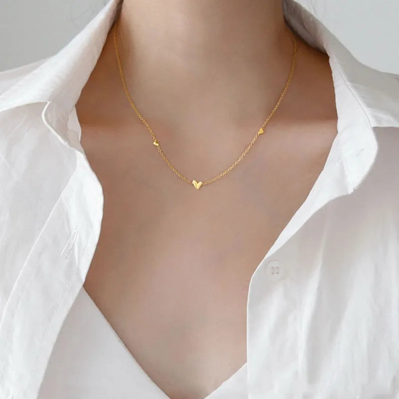 Colar Gargantilha com Corações Empilhados em Aço Inoxidável Dourado, Minimalismo e Elegância Feminina