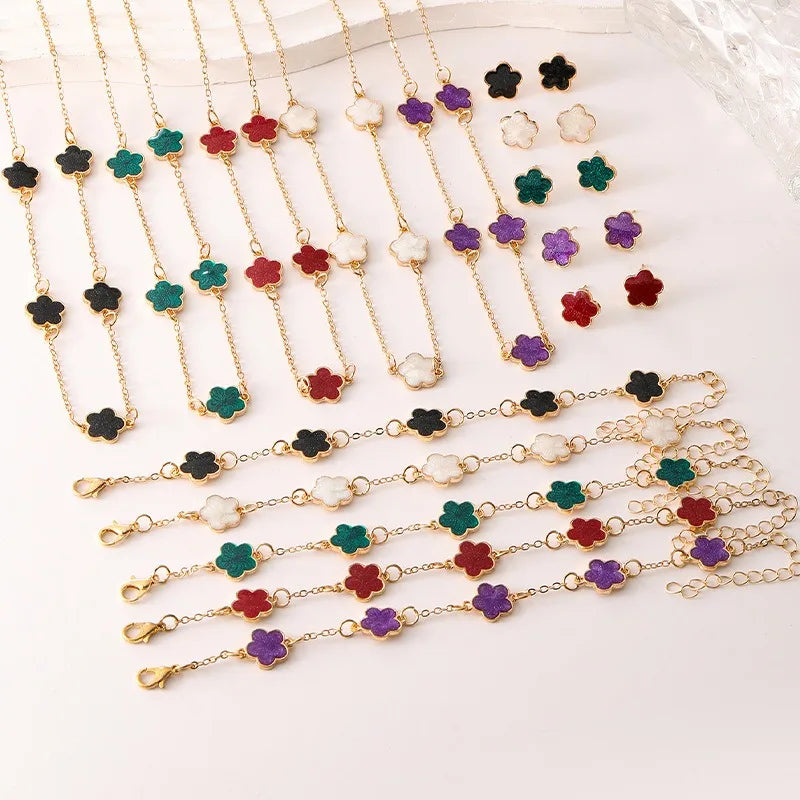 Conjunto Elegante com Colar, Brincos e Pulseira em Design de Trevo para Brilhar em Qualquer Ocasião