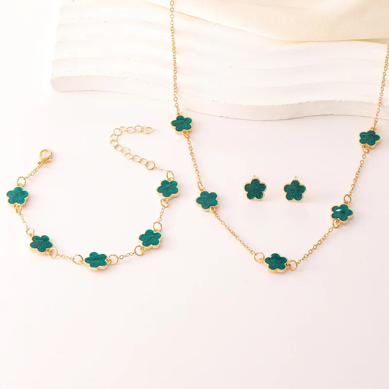 Conjunto Elegante com Colar, Brincos e Pulseira em Design de Trevo para Brilhar em Qualquer Ocasião