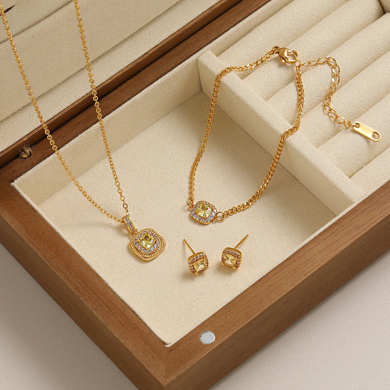 Colar Gargantilha com Corações Empilhados em Aço Inoxidável Dourado, Minimalismo e Elegância Feminina