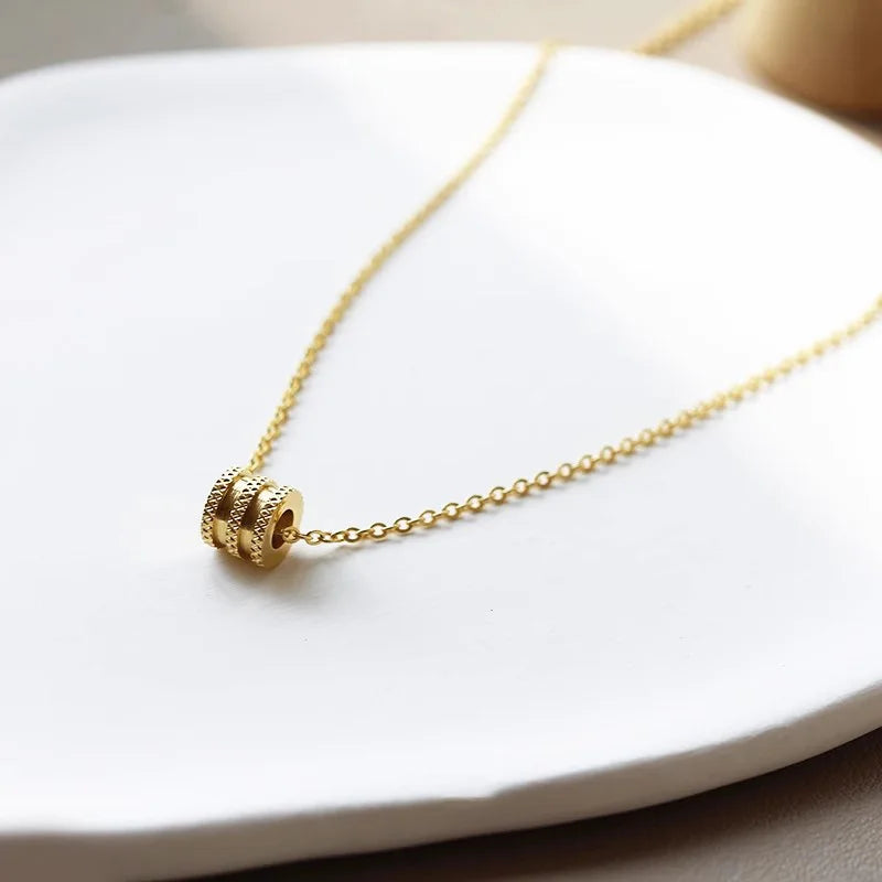 Colar Gargantilha com Corações Empilhados em Aço Inoxidável Dourado, Minimalismo e Elegância Feminina
