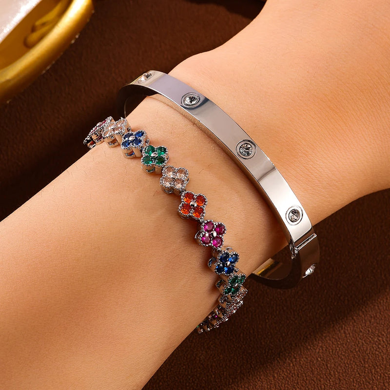 Conjunto com 2 Pulseiras Femininas em Aço Inoxidável Dourado, Design Lucky Clover com Detalhes em Cristal