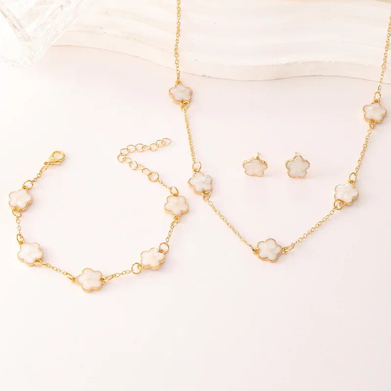 Conjunto Elegante com Colar, Brincos e Pulseira em Design de Trevo para Brilhar em Qualquer Ocasião