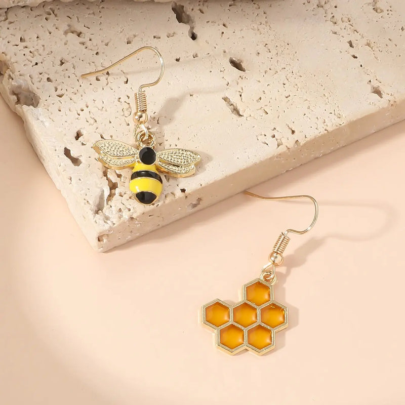 Brincos Femininos com Pingente de Abelha, Design Delicado e Moderno para Looks Casuais e Charmosos