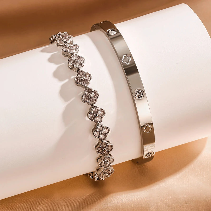 Conjunto com 2 Pulseiras Femininas em Aço Inoxidável Dourado, Design Lucky Clover com Detalhes em Cristal