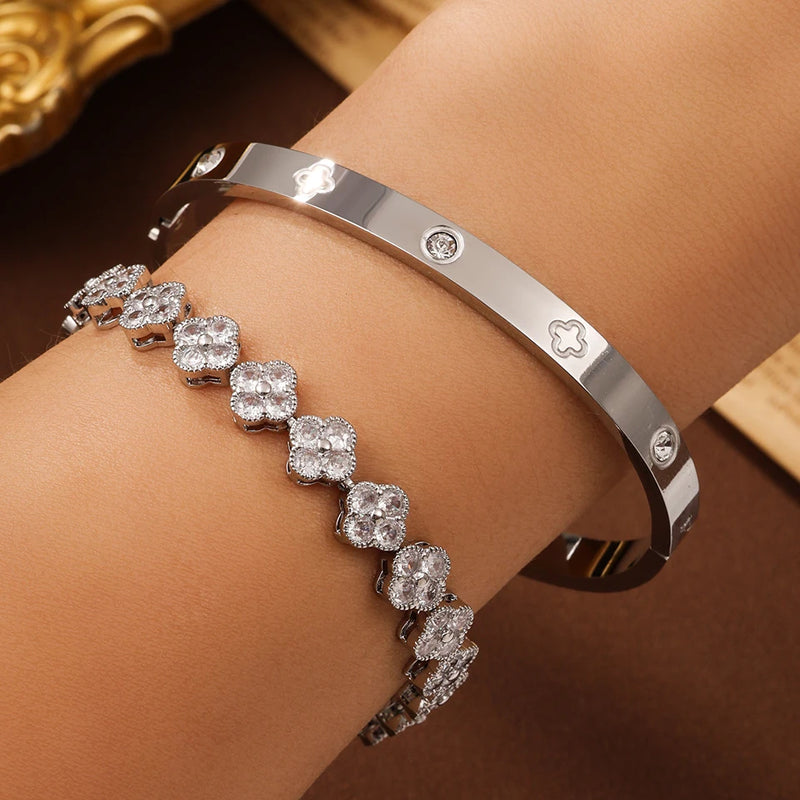 Conjunto com 2 Pulseiras Femininas em Aço Inoxidável Dourado, Design Lucky Clover com Detalhes em Cristal