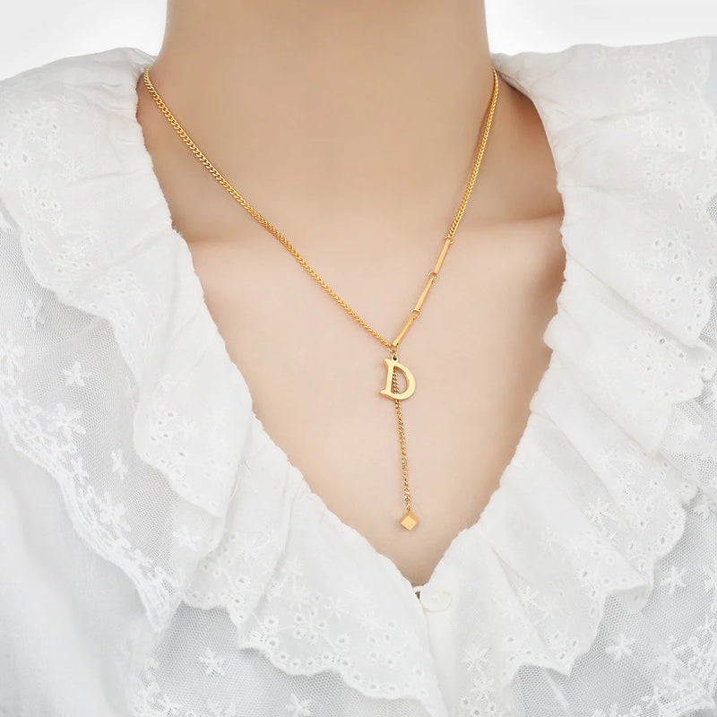 Colar Gargantilha com Corações Empilhados em Aço Inoxidável Dourado, Minimalismo e Elegância Feminina